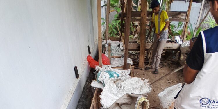 Adaptif, Kelompok 125 KKN PLP Unmul Pilih Budidaya Cacing Ketimbang Magot