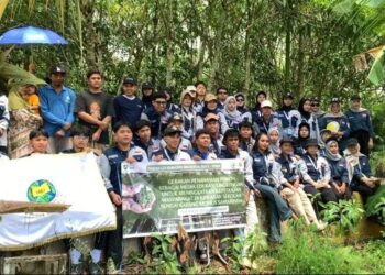 Polnes Dorong Kepedulian Lingkungan, Tanam Pohon di Sekolah Sungai Karang Mumus