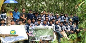 Polnes Dorong Kepedulian Lingkungan, Tanam Pohon di Sekolah Sungai Karang Mumus