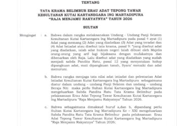 Keriangan Menyiram Air Berbalut Tata Krama Adat Kutai