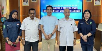 Jurusan Administrasi Bisnis  Polnes Latih OSIS dan MPK SMKN 1 Samarinda Kuasai Public Speaking Berbasis EVB