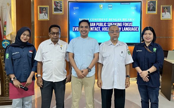 Jurusan Administrasi Bisnis Polnes Latih OSIS dan MPK SMKN 1 Samarinda Kuasai Public Speaking Berbasis EVB