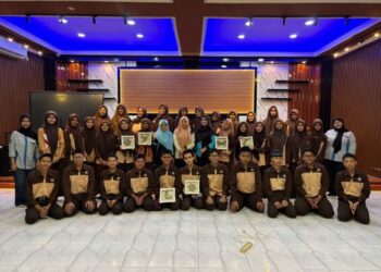 Manfaatkan Kertas Bekas Jadi Hiasan Dinding, Dosen Prodi Desain Produk Polnes Latih Siswa SMK TI Labbaika