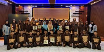 Manfaatkan Kertas Bekas Jadi Hiasan Dinding, Dosen Prodi Desain Produk Polnes Latih Siswa SMK TI Labbaika