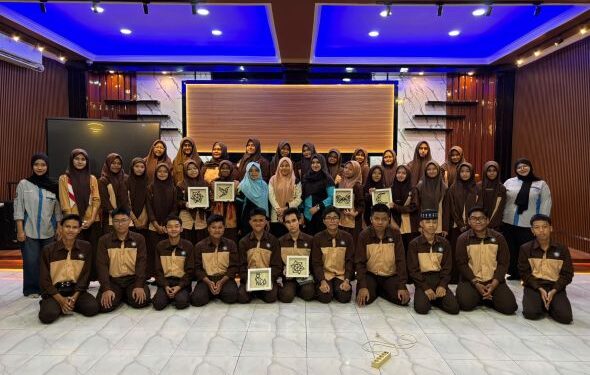 Manfaatkan Kertas Bekas Jadi Hiasan Dinding, Dosen Prodi Desain Produk Polnes Latih Siswa SMK TI Labbaika
