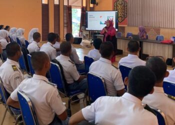 Dosen Jurusan Administrasi Bisnis Polnes Latih Public Speaking Dengan Metode EVB pada Siswa SMK SPP Samarinda