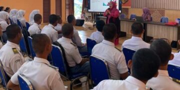 Dosen Jurusan Administrasi Bisnis Polnes Latih Public Speaking Dengan Metode EVB pada Siswa SMK SPP Samarinda
