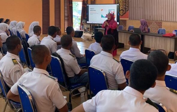 Dosen Jurusan Administrasi Bisnis Polnes Latih Public Speaking Dengan Metode EVB pada Siswa SMK SPP Samarinda